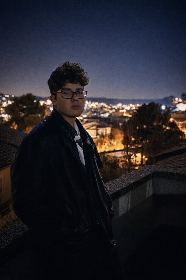 Sami Gonzalez Kamel bajo el cielo nocturno - retrato personal