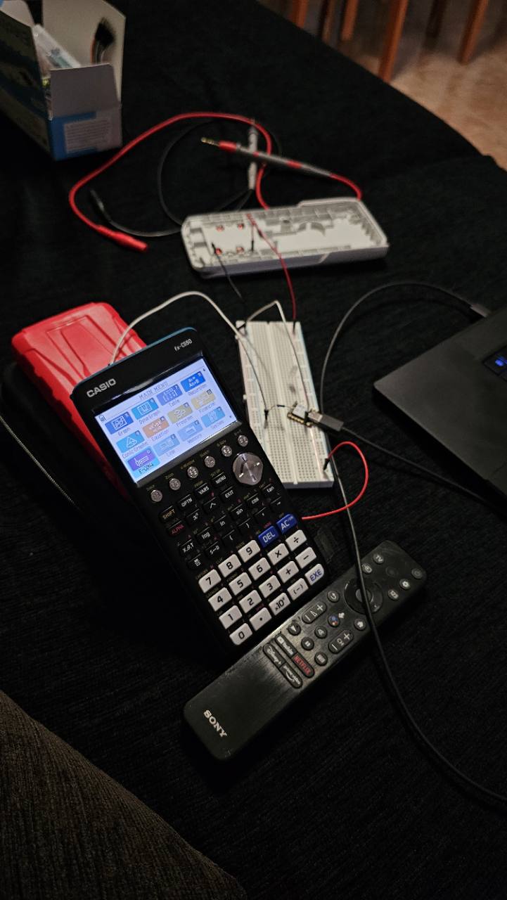 Prototipo de la conexión entre la Casio y la ESP32 en protoboard